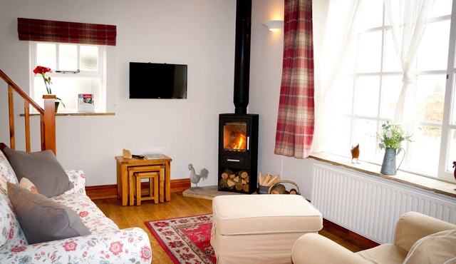 The Hayloft- dog friendly romantic retreat- log burner and lovely rural views