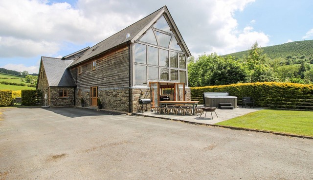 THE HAYLOFT, family friendly, luxury holiday cottage in Bleddfa