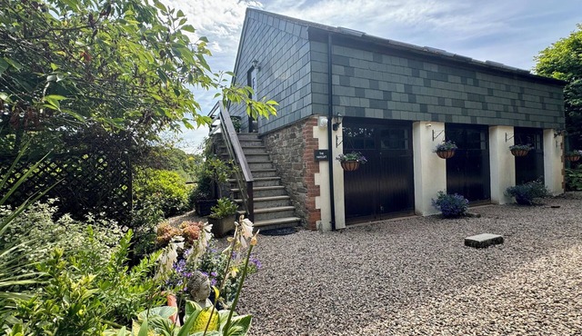 THE HAYLOFT, pet friendly, character holiday cottage in Lostwithiel