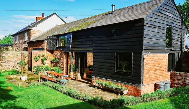 THE HAYLOFT, pet friendly, character holiday cottage in Ross-On-Wye
