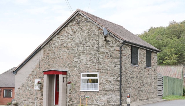 THE HAYLOFT, pet friendly, character holiday cottage in Stiperstones