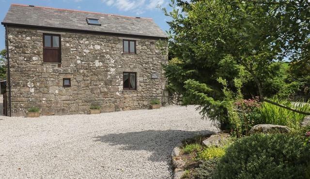 THE HAYLOFT, pet friendly, character holiday cottage in St Neot
