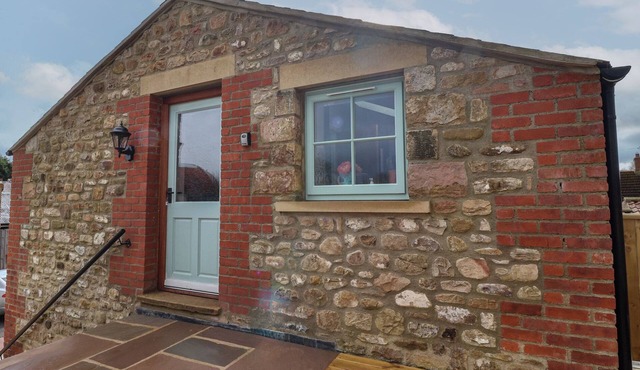 THE HAYLOFT, pet friendly, with a garden in Brompton-On-Swale