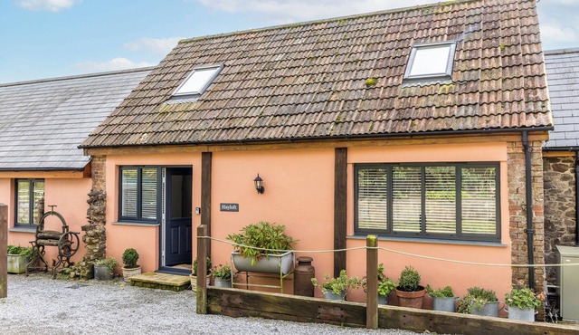 THE HAYLOFT, pet friendly, with hot tub in Bampton, Devon