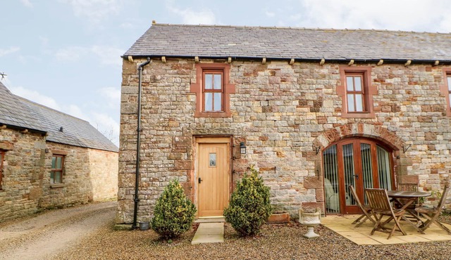 THE HAYLOFT, pet friendly, with hot tub in Brampton, Cumbria