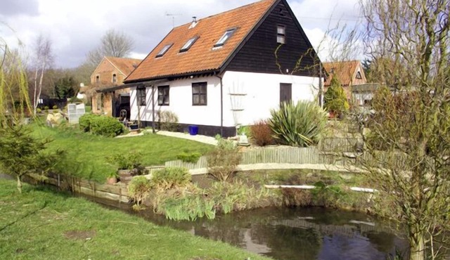 THE HAYLOFT, pet friendly, character holiday cottage in Necton