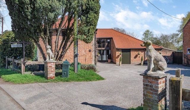 THE HAYLOFT, pet friendly, character holiday cottage in Saham Hills