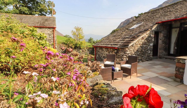 THE HAYLOFT, pet friendly, luxury holiday cottage in Newlands