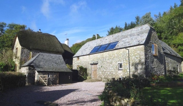 THE HAYLOFT, pet friendly, luxury holiday cottage in Manaton
