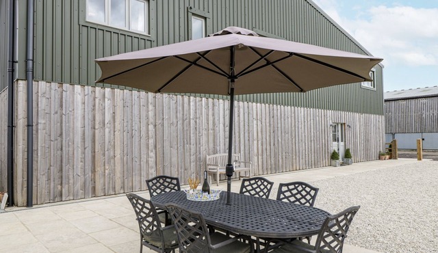 THE HAYLOFT, pet friendly, with a garden in Calne