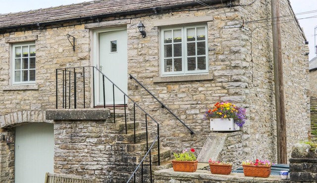 THE HAYLOFT, pet friendly, luxury holiday cottage in Hawes