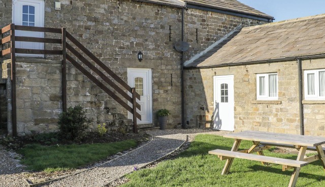 THE HAYLOFT, pet friendly, character holiday cottage in Masham