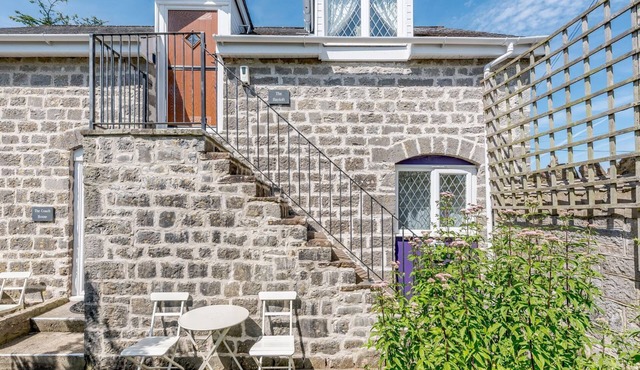 THE HAYLOFT, pet friendly, with pool in St Florence