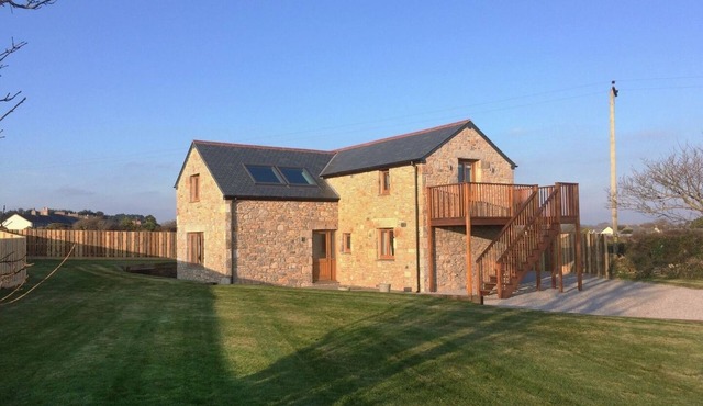THE HAYLOFT, pet friendly, luxury holiday cottage in Breage