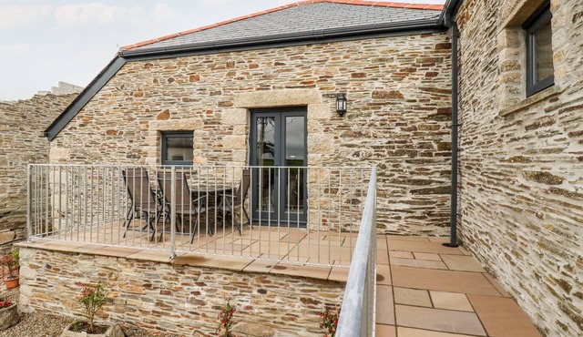 THE HAYLOFT, romantic, character holiday cottage in Bodmin