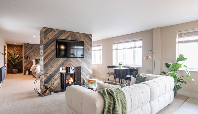 THE HAYLOFT, romantic, luxury holiday cottage in Llanfechell