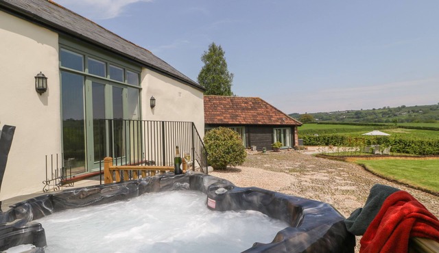 THE HAYLOFT, romantic, with hot tub in Honiton
