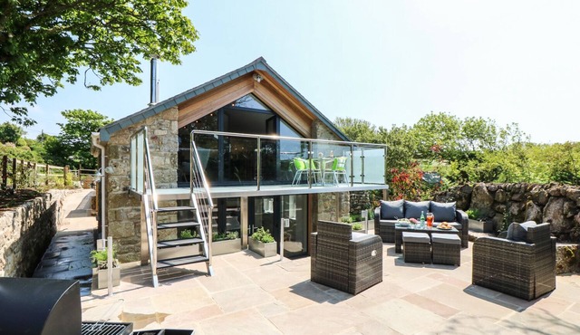 THE HAYLOFT, ST JUST, pet friendly, luxury holiday cottage in St Just