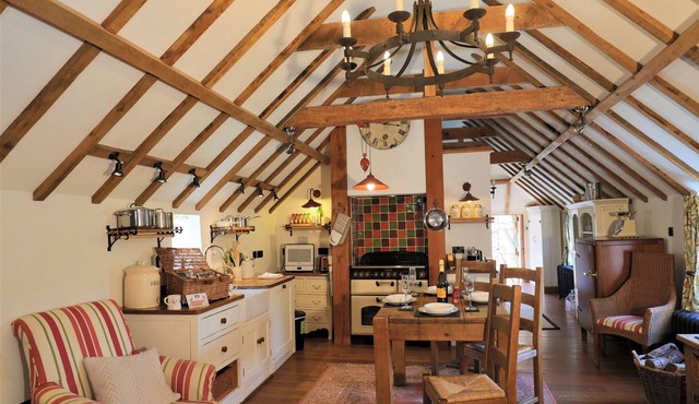 The Hayloft - Warm, romantic and relaxing with wood-burning stove. Dogs welcome