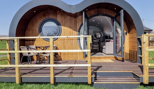 THE HAZEL POD, character holiday cottage, with a garden in Cowbridge