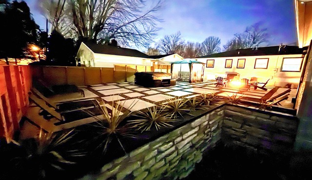 The Headquarters by: BLUE spacious 5 bedrooms Hot tub park!