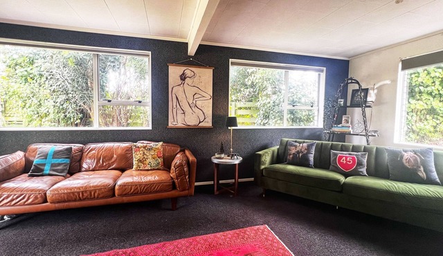 The Heart of Oakura Shops n& 5-10 min walk to beach & rivern (cleaning incl)