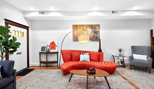 The Hearth! On site parking! Minutes to restaurants, groceries and nightlife.