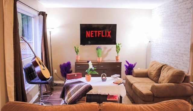 The Hearth & Screen Home Theatre + Firepit + BBQ