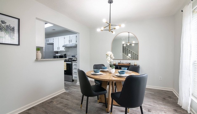 The Hearth & Thistle - King Bed/TownHome with Deck