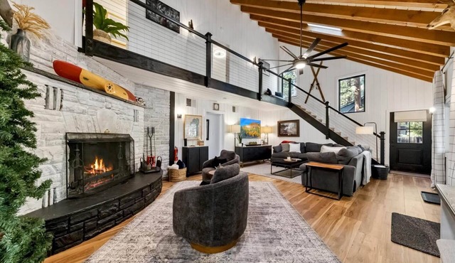 The Heartwood Tahoe: Beautifully Redesigned 5Br, Near Lake, Walk to Restaurants and Beaches, Hot Tub