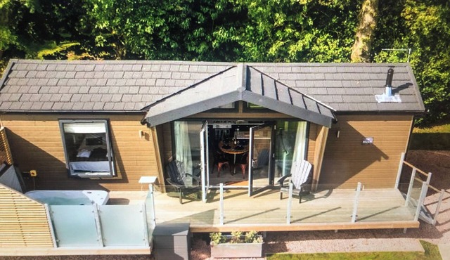 The Heather Lodge. Cosy lodge with log burner and hot tub. Pet Friendly!