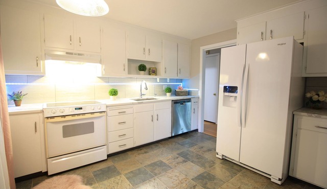 The Heavenly Nest. A charming 3-bedroom house with AC, WiFi in quaint Cheshire