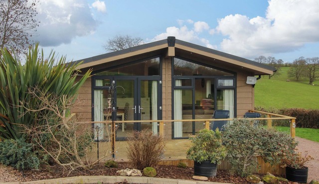 THE HEDGEROWS - HILLVIEW LODGES, family friendly in Cleobury Mortimer