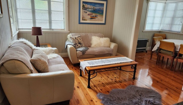The Heights! Comfortable, cosy Queenslander cottage with a retro vibe.