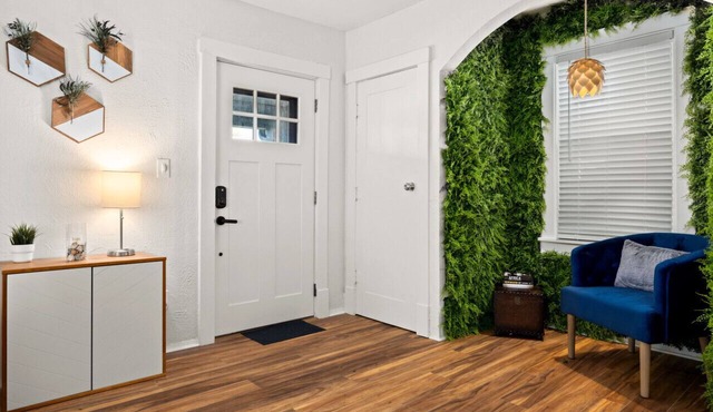 The Heights Hideaway: 2BR Gem
