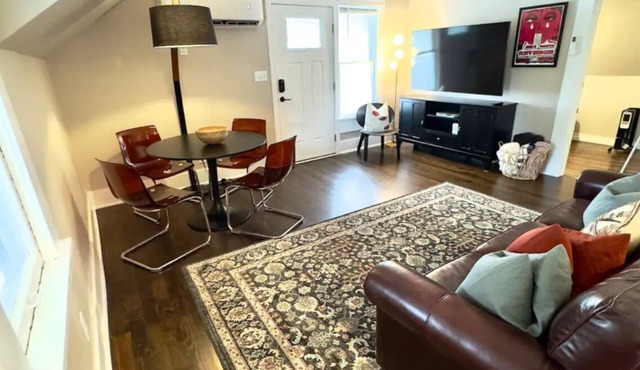 The Heights Loft, 5 minutes from downtown, Fresh Coffee and two Plush Queen Beds