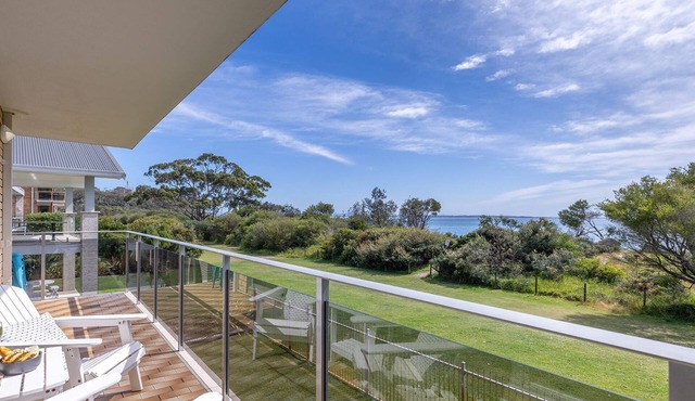 The Helm, 2/22 Voyager Cl - Stunning waterfront unit with Air Conditioning