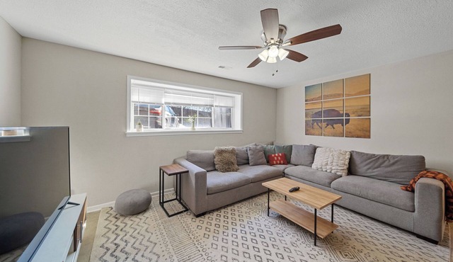 The Hemingway - Spacious 2 Bedroom Apartment in Heart of Midtown