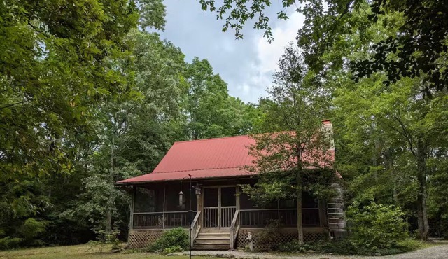 The Hemlock Cabin with hot tub near Fall Creek Falls