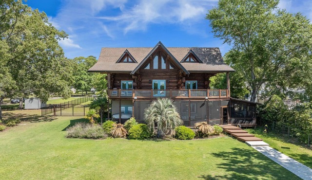 The Hemlock Lodge, Luxury Lakeside Log Cabin Estate. Hot tub, Dock, Boat Lift!
