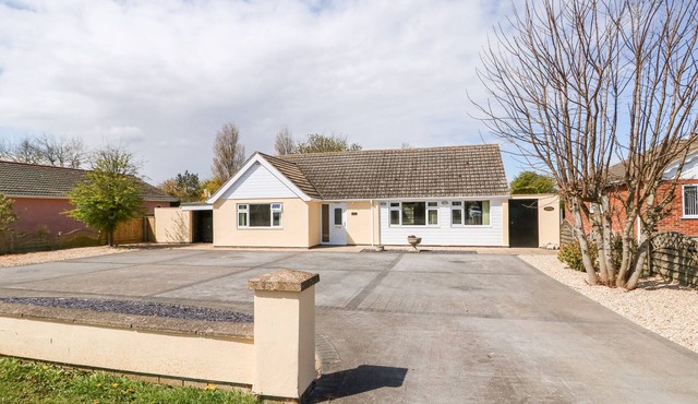 THE HEMPLOE, pet friendly, with a garden in Sutton-On-Sea