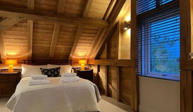 The Hen House: Beautiful green oak country barn