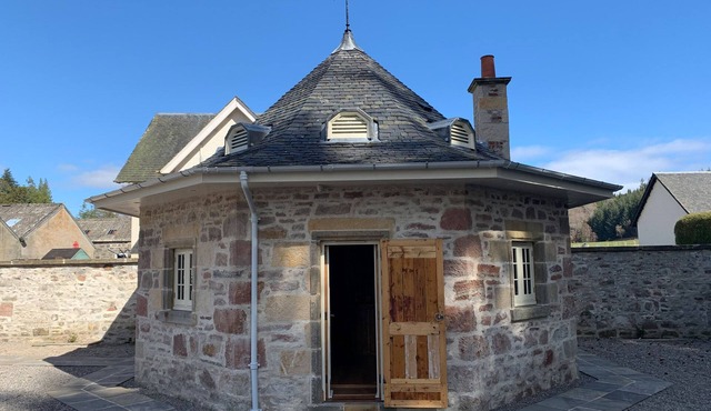 THE HEN HOUSE, pet friendly, luxury holiday cottage in Kiltarlity