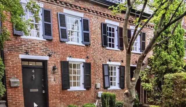 The Henry House-1820 Charm with 3 bedroom Modern Day Luxury Historic Old Town