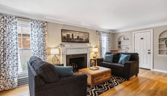 The Henry House I Pet Friendly, Cozy, Convenient
