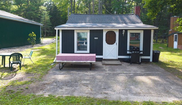 The Henry Lodge: Relaxing Up North retreat close to ORV trails, lake, and bar.