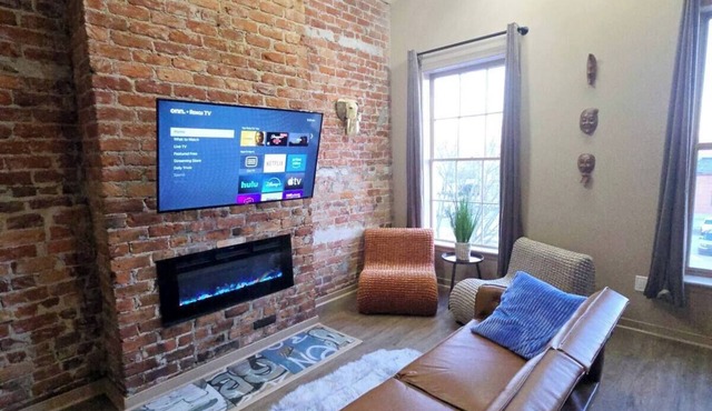 The Henry Lofts 2-bedroom apt., dog friendly fenced yard, arcade, coffee shops