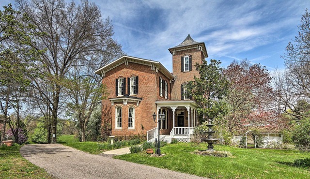 'The Henry Manor' - Dreamy Victorian Charmer!