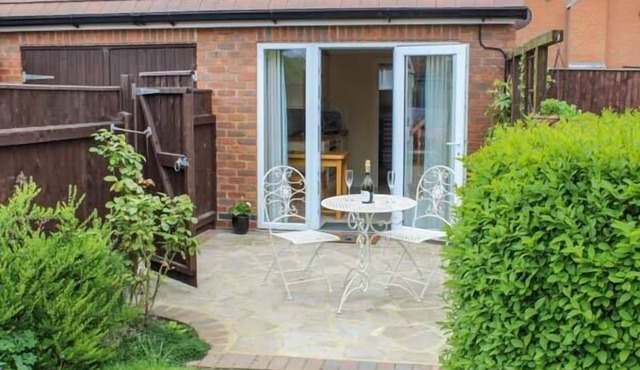 THE HERB GARDEN, romantic, character holiday cottage in Louth