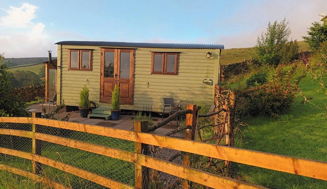 THE HERDSMAN LUXURY SHEPHERDS HUT, pet friendly in Barnoldswick
